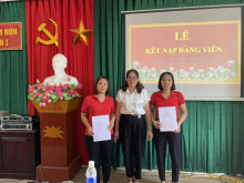 Đ/c Phạm Thị Linh - Bí thư chi bộ trao quyết định kết nạp đảng cho 2 đ.c.