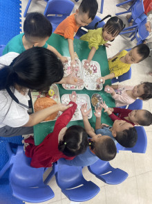 Trải nghiệm nặn bánh Trôi cùng các bé trường MN Bình Minh I