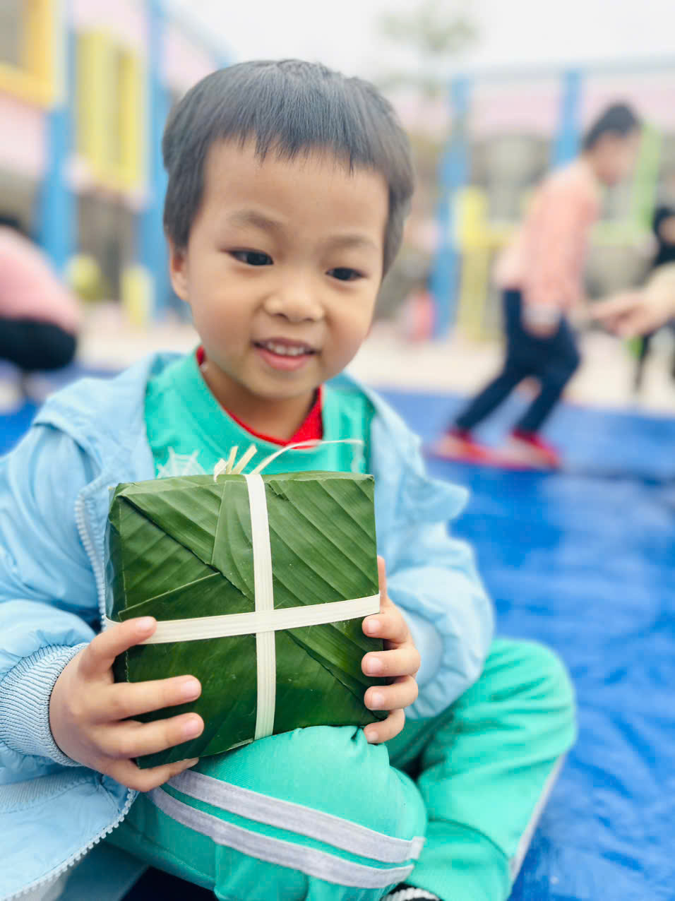 "Ấm Áp Mùa Xuân: Trải Nghiệm Gói Bánh Chưng và Tặng Quà Cho Cháu Có Hoàn Cảnh Khó Khăn"